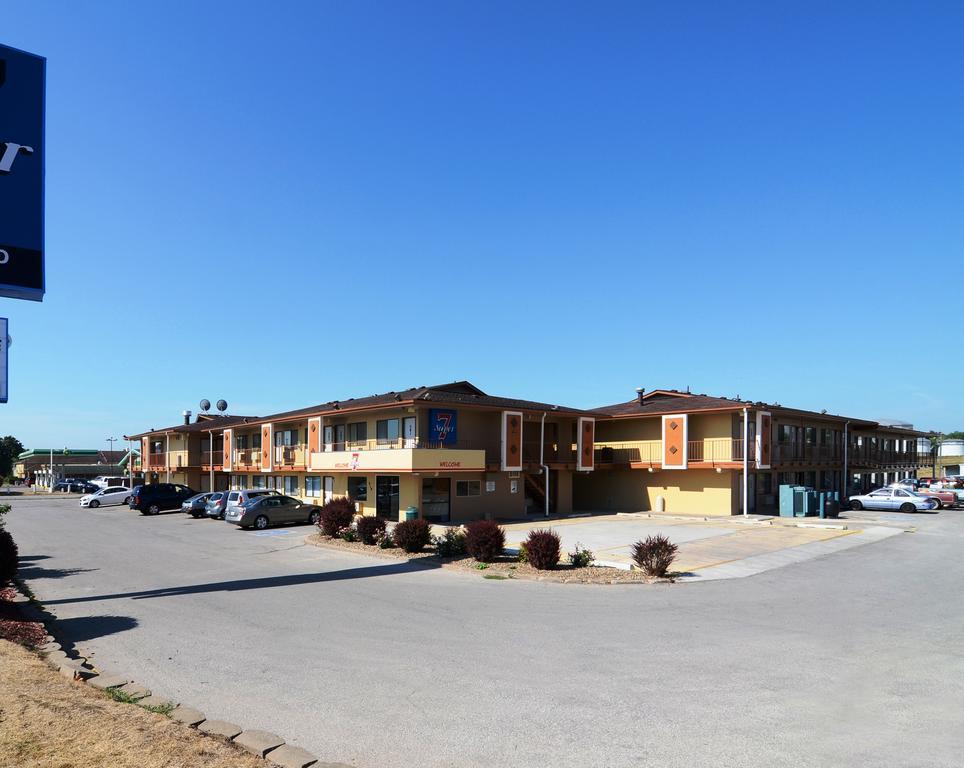 Super 7 Motel Coralville Exterior foto
